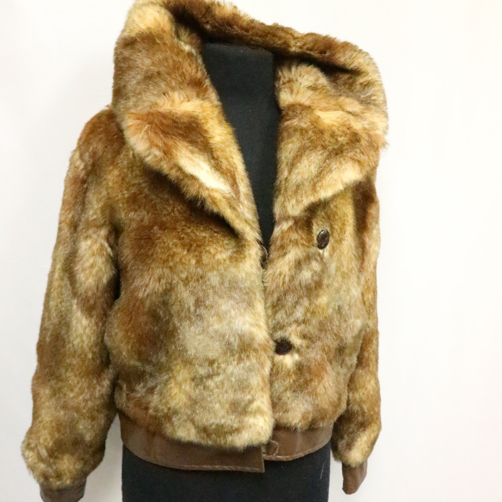 INCOGNITA Faux Fur Flaring Collar Crop Jacket